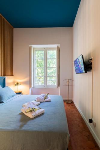 une chambre avec un lit avec des serviettes dessus dans l'établissement T2 Climatisé de charme, pour couple proche Arènes MaisonCarréeConciergerie, à Nîmes