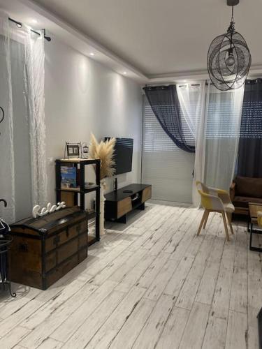 un salon avec un canapé et une table dans l'établissement Maison Bel Air, à La Rochelle