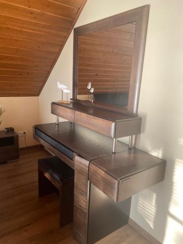 a piano in a room with a mirror at Jarski Domek in Stężyca