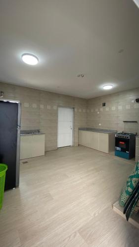 an empty room with a large room with a large room with at استراحة العز in Mu‘tamar
