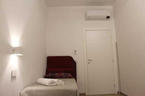 a small room with a bed and a door at Blue Home in Pero