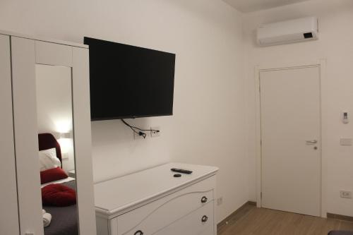 a room with a tv on a white wall at Blue Home in Pero