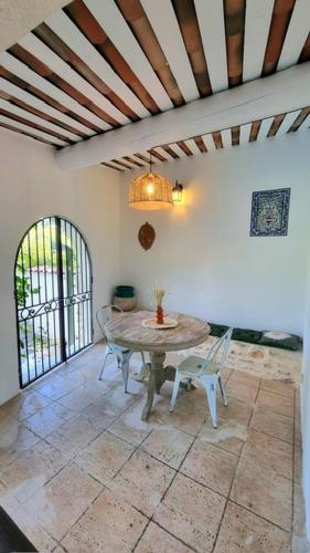 a dining room with a table and chairs at Villa OASIS en Provence Luberon Pierrevert in Pierrevert
