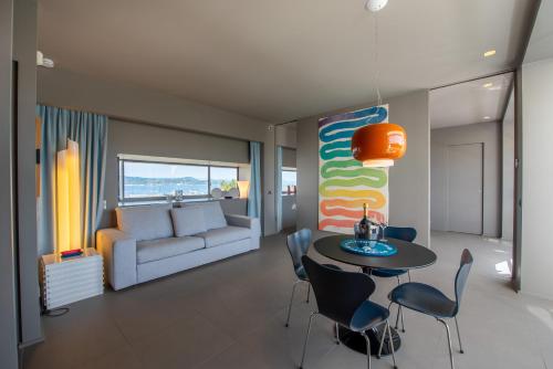 un salon avec un canapé, une table et des chaises dans l'établissement Saint Tropez en style! Chic & central, à Saint-Tropez