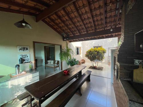a kitchen with a wooden bench in a room at Chácara Recanto da família in Jacutinga