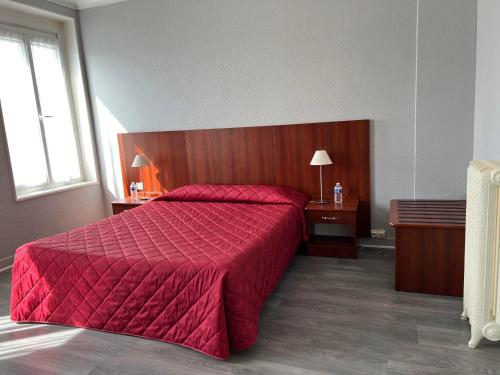 - une chambre avec un lit rouge et une tête de lit en bois dans l'établissement Hotel des Sports, à Deauville