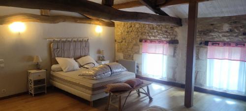 une chambre avec un lit et deux fenêtres dans l'établissement Maison avec vue sur vignes proche CNPE, à Saint-Genès-de-Blaye
