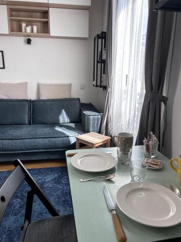 un salon avec une table et un canapé dans l'établissement Charmante studette Paris 5e, à Paris