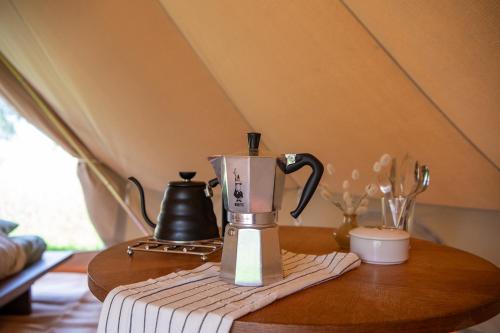 Příslušenství pro přípravu čaje a kávy v ubytování Rosephine Glamping