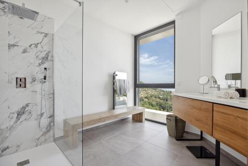 une salle de bain avec une douche et un lavabo et une fenêtre dans l'établissement Villa Y, à Vence