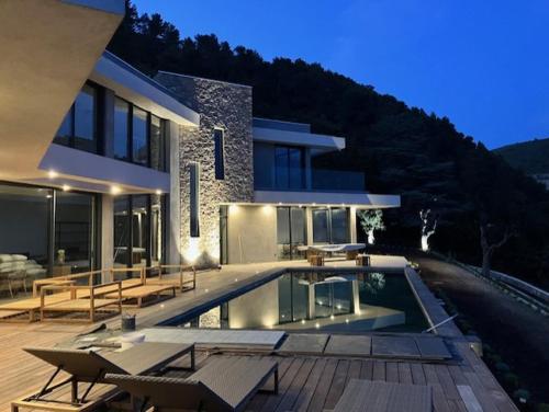 une grande maison avec une piscine devant dans l'établissement Villa Y, à Vence