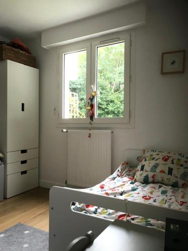 une petite chambre avec un lit et une fenêtre dans l'établissement A l orée du lac Moriscot, chouette T3, idéale famille ,4 à 6 personnes, très bien desservie, à Biarritz