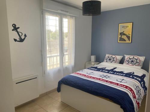 une chambre avec un lit et une fenêtre dans l'établissement Résidence Fort de l'Eve - T2 à 380m plage M Hulot et commerces - St Marc sur Mer idéal famille proche La Baule P0rnichet avec parking privé, à Saint-Nazaire