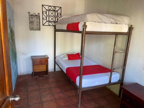 a bedroom with two bunk beds in a room at La Casa del Viajero Mompos in Mompos