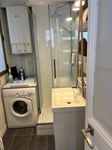 La salle de bains est pourvue d'un lave-linge et d'une douche. dans l'établissement Typical Parisian flat Central Paris by Montmartre, à Paris