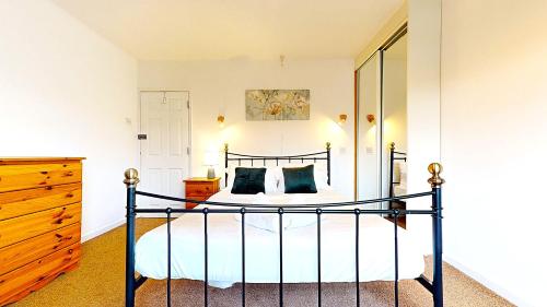 a bedroom with a bed and a dresser at Sleeps 10, Free parking, close to Science Park, King size bed in Milton