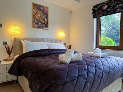 Ένα ή περισσότερα κρεβάτια σε δωμάτιο στο Luxurious 3Bed House with Spa Bath & Garden