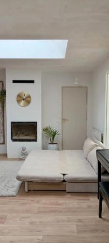 une chambre blanche avec un grand lit dedans dans l'établissement Maison atypique O'ZEN à 5 min de La Rochelle, à Saint-Xandre