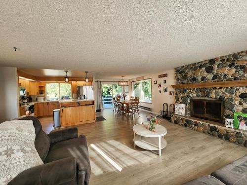 un soggiorno con divano e camino di Crescent Beach Retreat- Cozy 4br House a Port Angeles