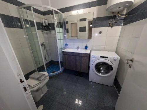 Comfortable apt, next to Archeological museum!