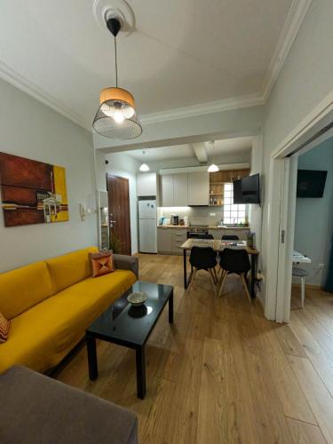 Comfortable apt, next to Archeological museum!