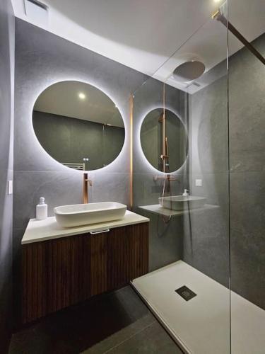 une salle de bain avec un lavabo et un miroir dans l'établissement Très bel appartement Nice centre, à Nice