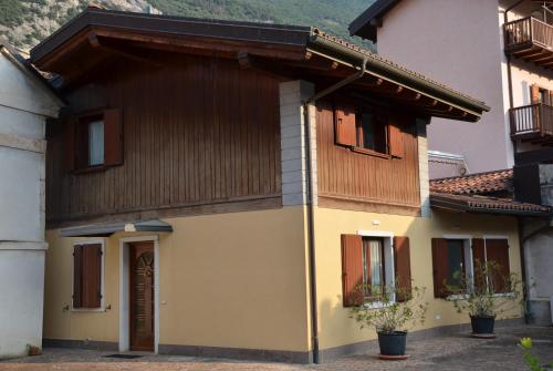 a house with a wooden roof at Residenza Al Capitello in Ceniga