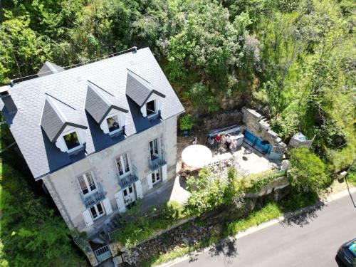 una vista aérea de una casa grande con techo en Villa Antoinette, en Saint-Nectaire