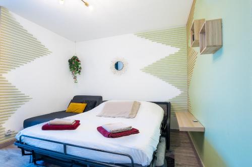 une petite chambre avec un lit dans une pièce dans l'établissement Le Stanny - 2 lits - 4 pers' - parking - Streaming, à Metz