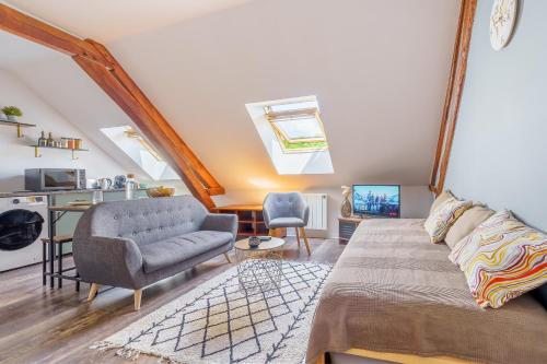 un salon avec un canapé et une chaise dans l'établissement La Briquèterie par Your Sweet Loc, à Le Meux