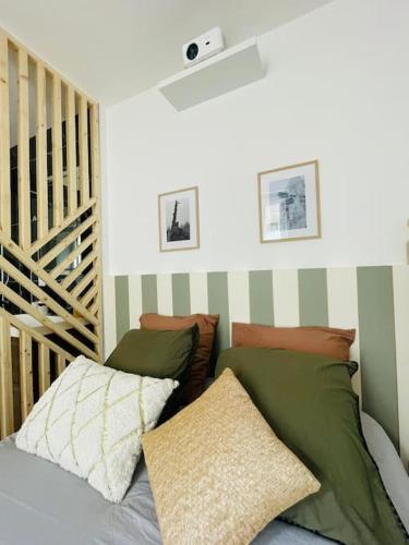 - une chambre avec un lit aux rayures vertes et blanches dans l'établissement Le Repos du Pilat proche à 10 min Saint Etienne, à Saint Etienne