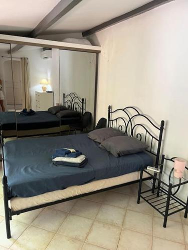 - une chambre avec 2 lits avec des draps bleus dans l'établissement Charmante maison provençale, à Grasse