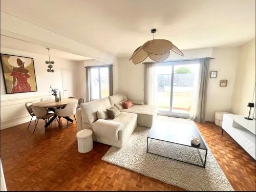 un salon avec un canapé et une table dans l'établissement Appartement cosy Lorient, à Lorient