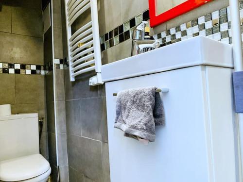 Ένα μπάνιο στο Le Mini Nook - Métro 9 Robespierre Porte de Paris
