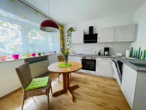 Kuchyň nebo kuchyňský kout v ubytování Moderne FeWo Julia im Fichtelgebirge, Nähe Bayreuth