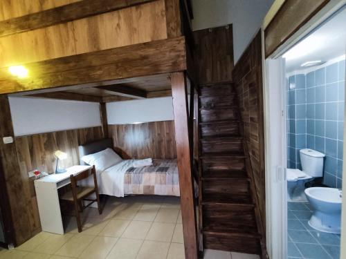 1 dormitorio con litera y baño en EXOTIC holiday home, en Catania