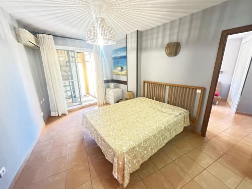 una camera da letto con un letto e una grande finestra di Sol y Mar Fuengirola a Fuengirola