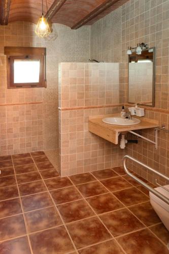 a bathroom with a sink and a toilet at Hermosa Vista in Pozo Alcón