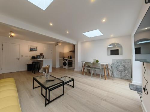 Gated 4 Guests House Free Parking photo 11