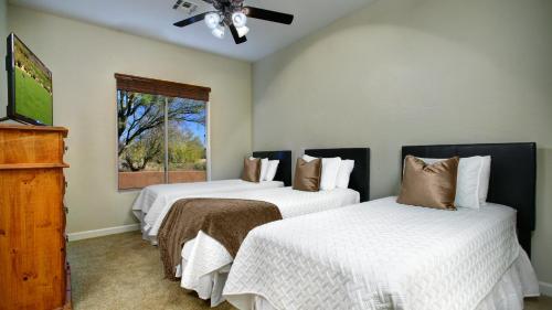 En eller flere senge i et værelse på Custom Home 2 ACRES True Indoor-Outdoor Living