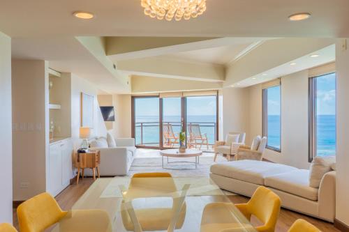 タモンにあるDusit Beach Resort Guamの海の景色を望むリビングルーム