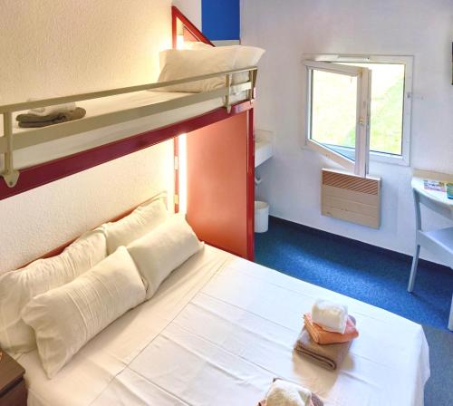 une chambre avec deux lits superposés et une fenêtre dans l'établissement Hotel La Voile Bleue, à La Richardais