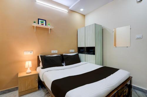 a bedroom with a large bed in a room at Super Collection O Sri Balaji Luxury rooms in Kondapur