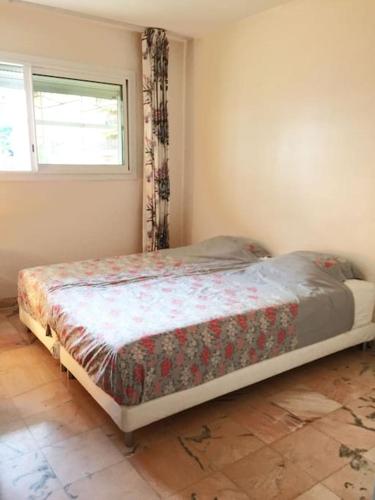 un lit dans une chambre avec une fenêtre dans l'établissement Cannes 2pièces Croisette Martinez, à Cannes