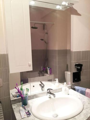 une salle de bain avec un lavabo et un miroir dans l'établissement Cannes 2pièces Croisette Martinez, à Cannes