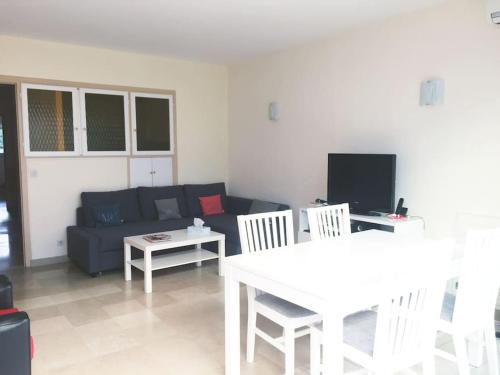 un salon avec un canapé et une table dans l'établissement Cannes 2pièces Croisette Martinez, à Cannes