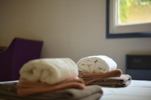 une pile de serviettes posée sur une table dans l'établissement Hotel La Voile Bleue, à La Richardais