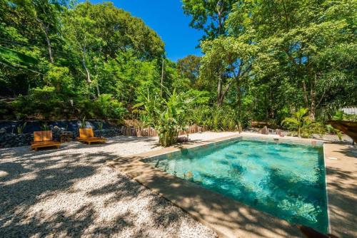 Bazén v ubytování Cabinas de Lou Eco Lodge TAMARINDO nebo v jeho okolí