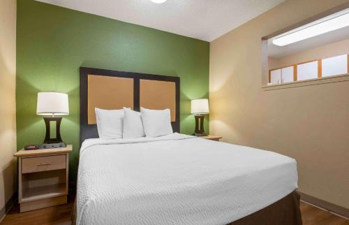 Кровать или кровати в номере Extended Stay America Suites - Charleston - Northwoods Blvd
