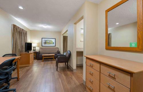 Телевизор и/или развлекательный центр в Extended Stay America Suites - Charleston - Northwoods Blvd